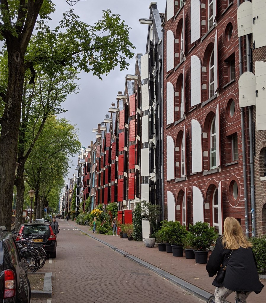 Typisch Amsterdams woonhuis met groene gevel - Amsterdam Green Energy